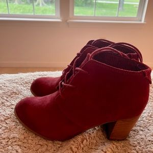 Toms suede heeled bootie in burgundy.
